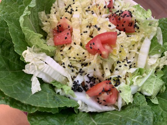 Salada de acelga com molho de gergelim
